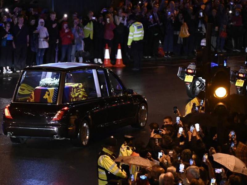 Los restos de Isabel II regresaron este martes al palacio de Buckingham, la que fue su residencia oficial durante las siete décadas de su reinado, donde reposarán hasta que mañana se oficie un cortejo fúnebre y el féretro quede instalado en una capilla ardiente en el palacio de Westminster.