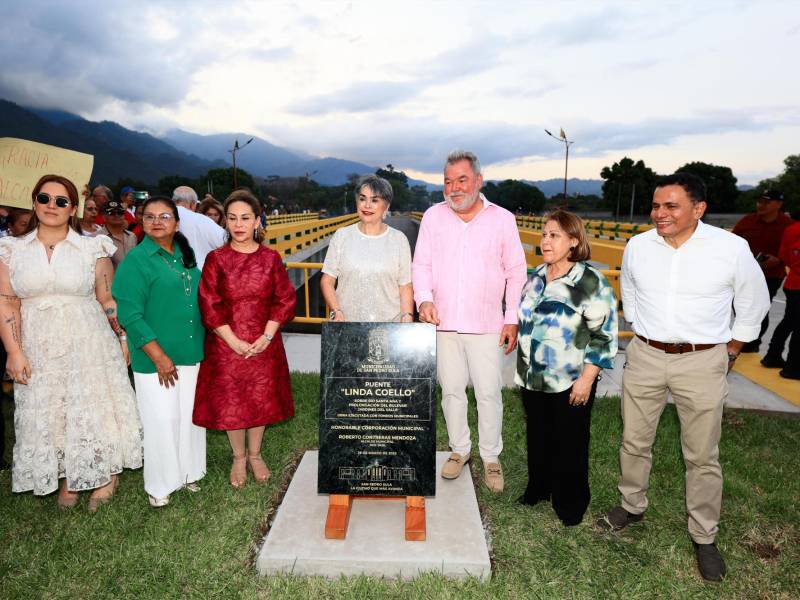 El alcalde Contreras, su esposa, funcionarios y Linda Coello durante la ceremonia de habilitación del puente.