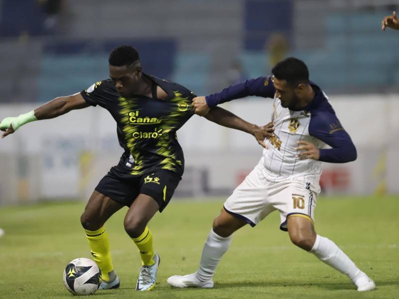 El partido entre Real España y Olancho FC se fue igualado sin goles al descanso.