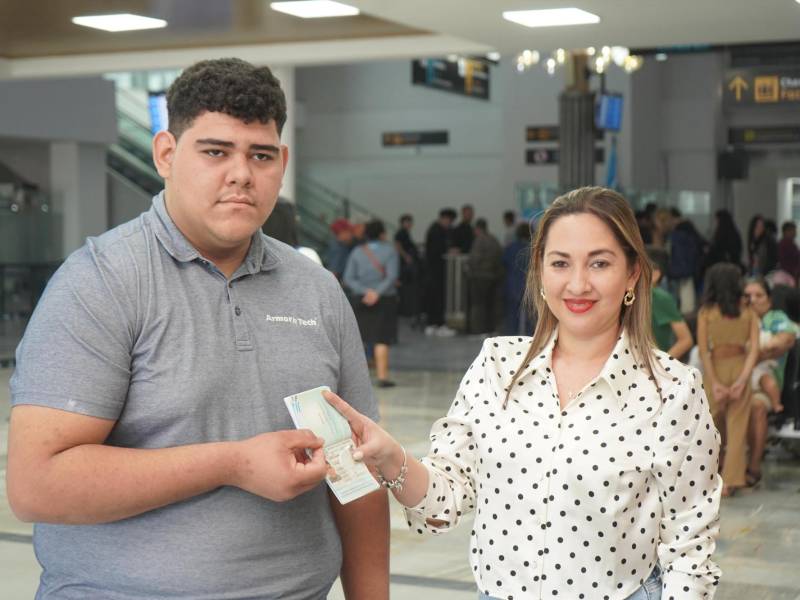 Un hondureño solicitó y recibió su pasaporte en el aeropuerto.