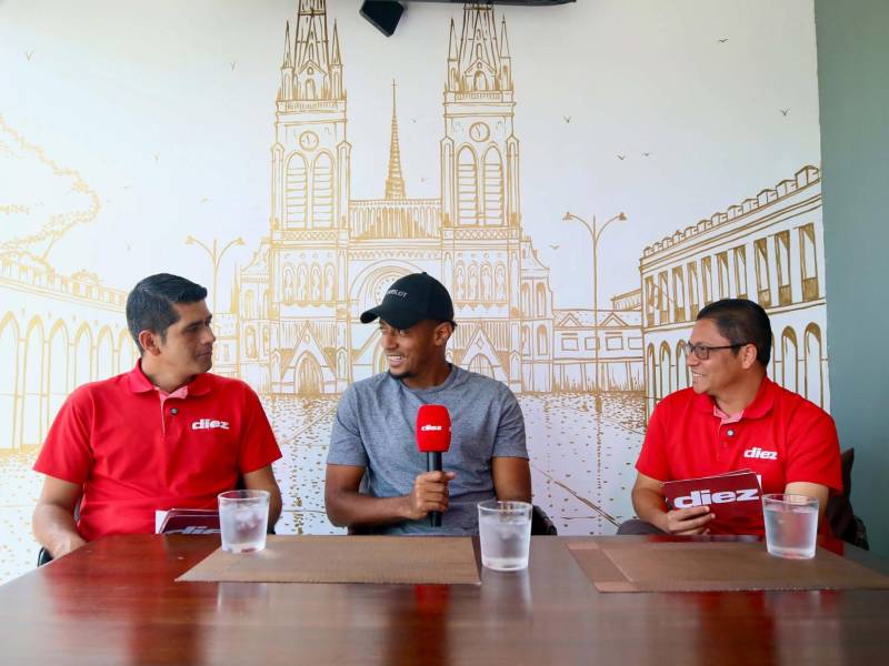 Los periodistas Carlos Castellanos, el jugador Choco Lozano y Erlín Varela durante una larga platica con el jugador catracho.