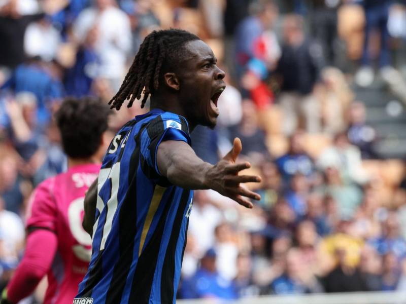 El defensor de Inter Yann Bisseck reacciona tras el contacto del defensor de la Roma, Evan Ndicka durante el juego en la Serie A.