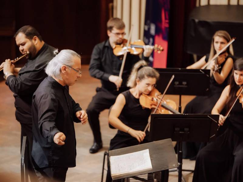Jorge Rodríguez (izquierda) en la gran final tocando con la orquesta el concierto en sol de mayor de W. A. Mozart, en el Cluj International Flute Competition.