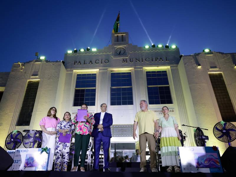 El alcalde Roberto Contreras, su esposa Zoila y el presidente de la CCIC, Karin Qbaín.