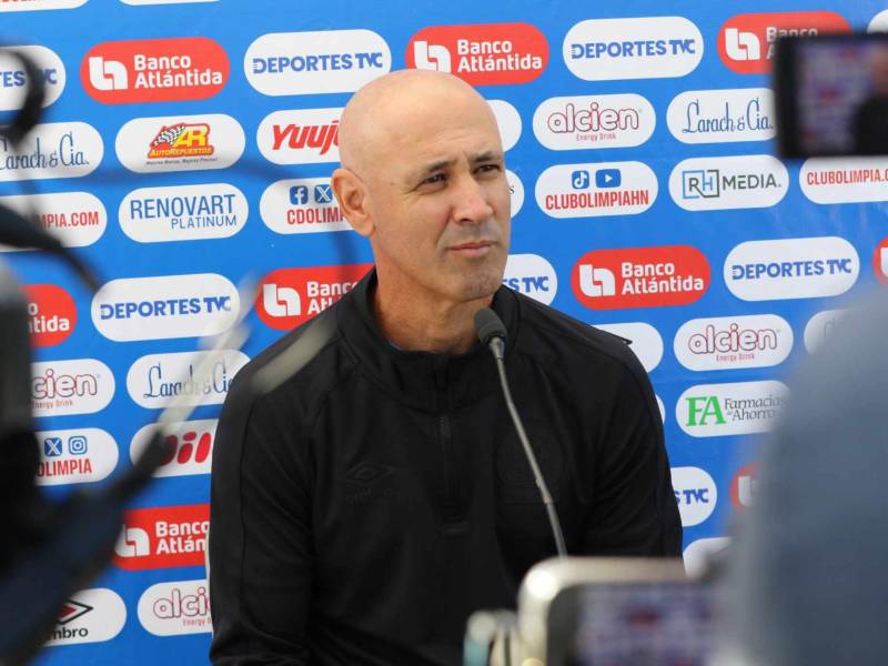 Eduardo Espinel, técnico de Olimpia durante la conferencia de prensa de este martes.