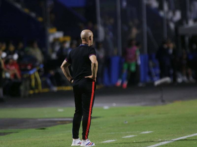Eduardo Espinel, DT del Olimpia, decepcionado tras la eliminación del cuadro albo.