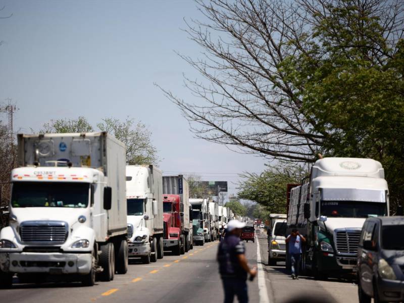 Los manifestantes solo dejan circular por espacio de 10 minutos a los vehículos particulares, al transporte de carga y motocicletas y luego cortan las vías.