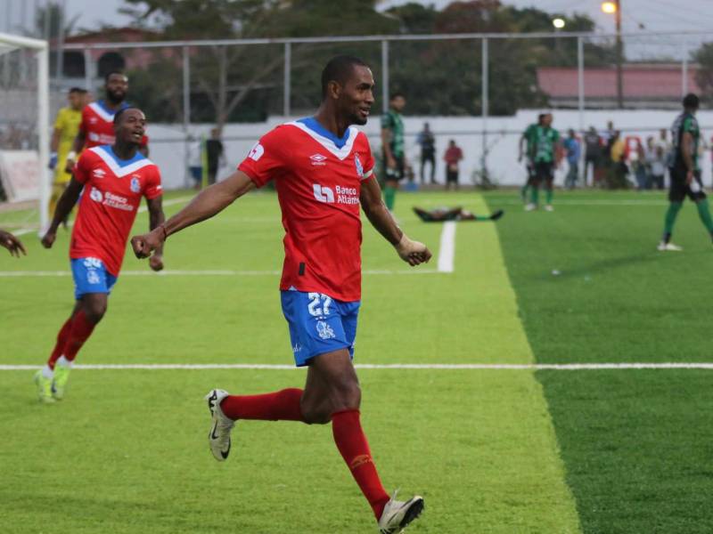 Jerry Bengtson celebrando su gol histórico en la Liga Nacional de Honduras.