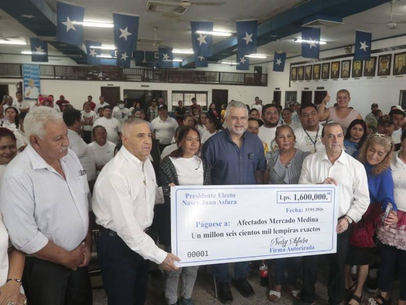 Nasry Juan Asfura, presidente electo de Honduras, cumplió este miércoles su promesa de apoyo a los comerciantes afectados por el incendio ocurrido el pasado 29 de diciembre en el mercado Medina, con la entrega de 1.6 millones de lempiras destinados a 160 vendedores que perdieron sus puestos y mercadería.
