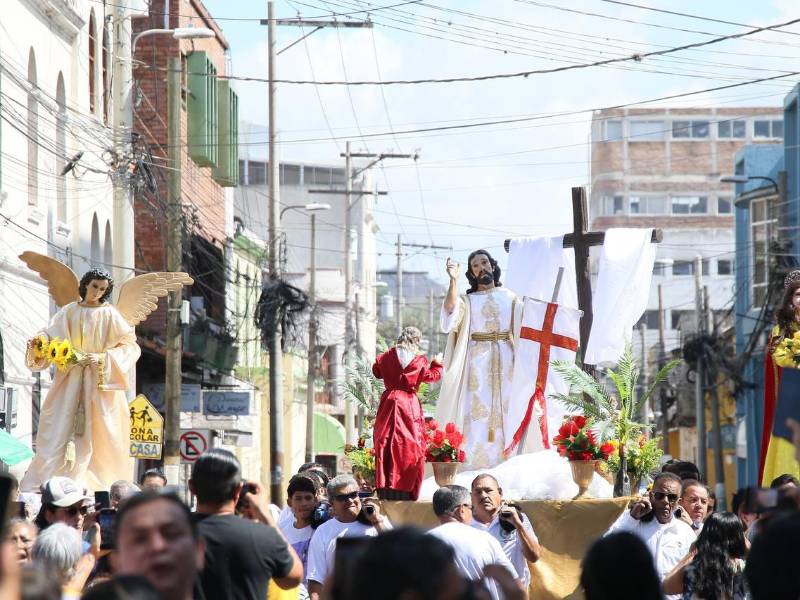 Fieles celebran la resurrección de Cristo durante la procesión del Domingo de Resurrección en Comayagüela.