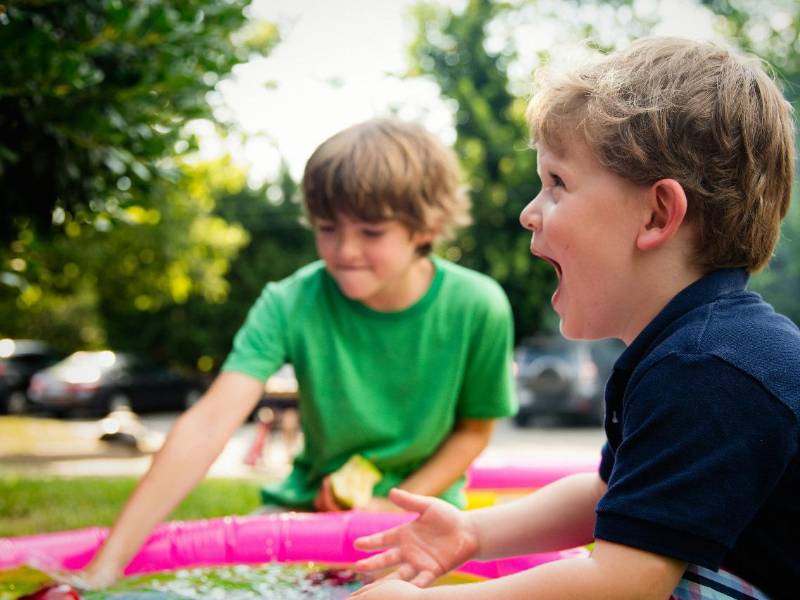 Proteger y fortalecer la autoestima de los más pequeños es clave, cuando empiezan a socializar con otros niños de su edad.