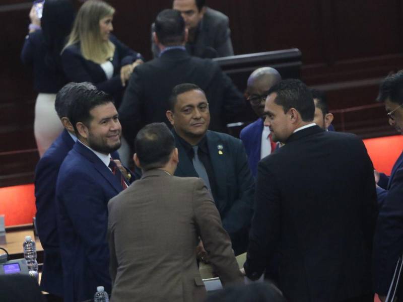 Diputados conversan durante una sesión legislativa. Fotografía de archivo.