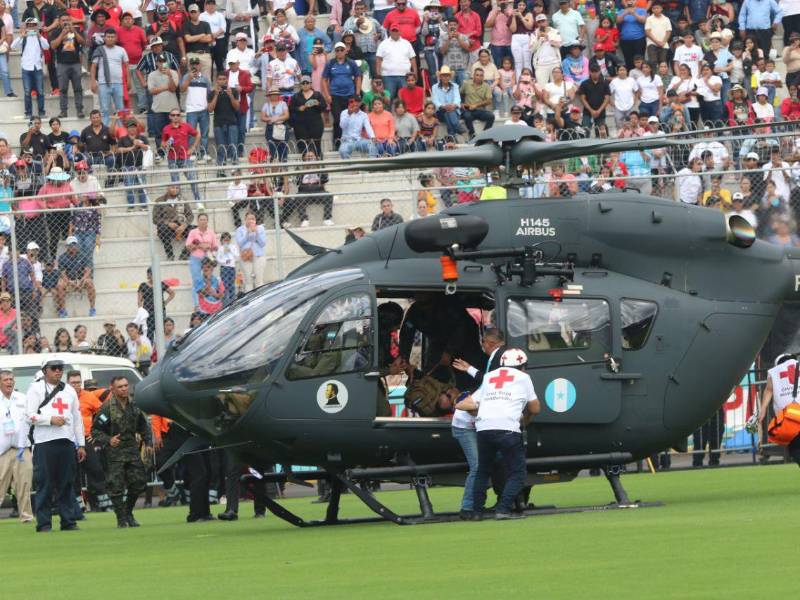 El paracaidistua fue trasladadoo en helicóptero hacia un centro asistencial de la capital.