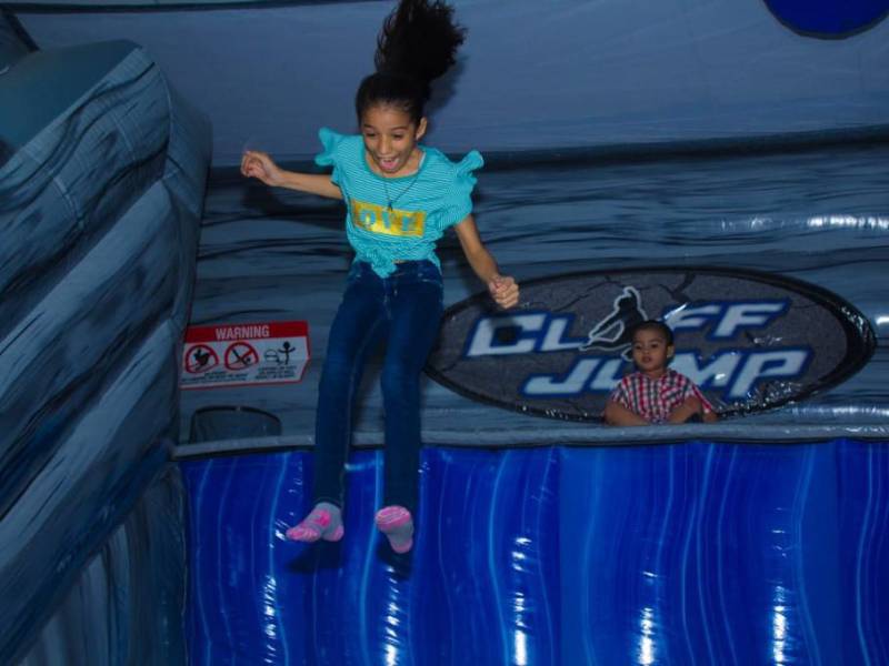 Los juegos de Brinkos son de los preferidos de grandes y chicos. Para información sobre sus paquetes para eventos especiales puede llamar o escribir al número: 9832-1322.