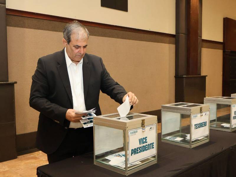 Karim Qubain, presidente de la CCIC deposita su voto para elegir a los nuevos miembros de la junta directiva 2025-2027.