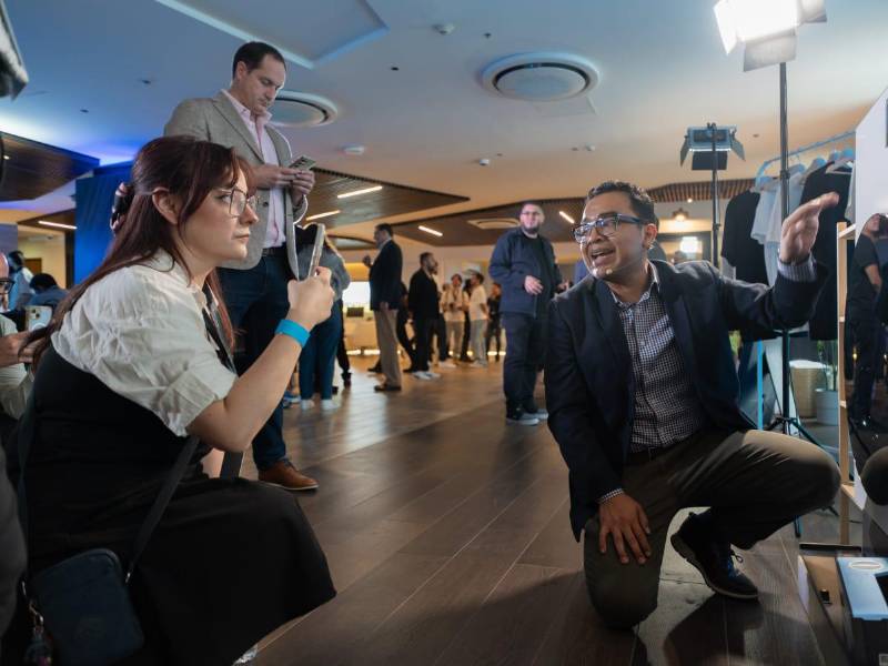 Un anfitrión entretuvo al grupo demostrando cómo funcionan los electrodomésticos conectados, mostrando la comodidad y funcionalidad de la configuración de la casa inteligente.