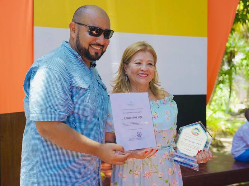 El secretario de Educación, profesor Daniel Esponda, y la presidenta de la Cooperativa ELGA, Sandra Osorto.