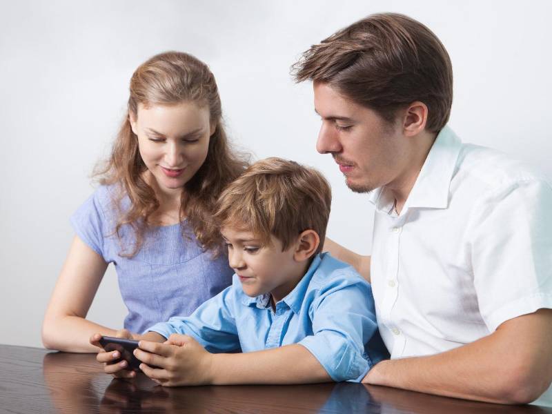 Cuando los padres entienden el lenguaje que utilizan sus hijos en el ámbito digital desaparecen los malentendidos, resulta mucho más fácil mantener conversaciones de calidad.