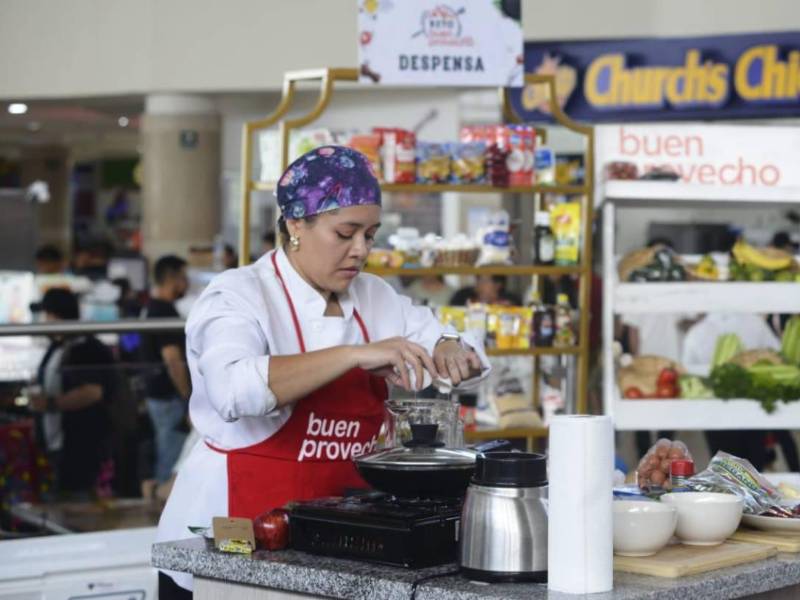 Ocho cocineros apasionados, seleccionados por su autenticidad y talento, competirán en vivo frente a un jurado de expertos.
