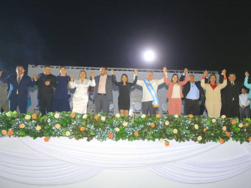 Giancarlo Rodríguez asume la alcaldía de Puerto Cortés ante multitud.