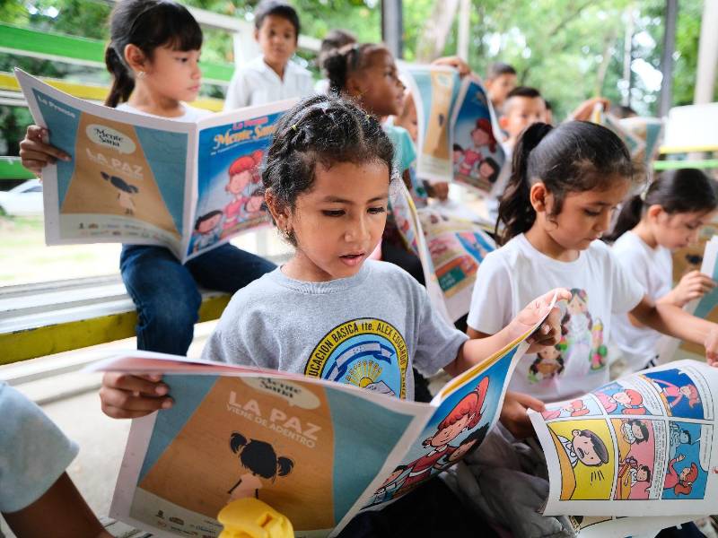 Niños leen uno de los fascículos de Mente Sana; Josías Guzmán e Isabel Vásquez imparten charla sobre ansiedad y TDAH a docentes; directores y psicólogos conocen el proyecto Mente Sana.