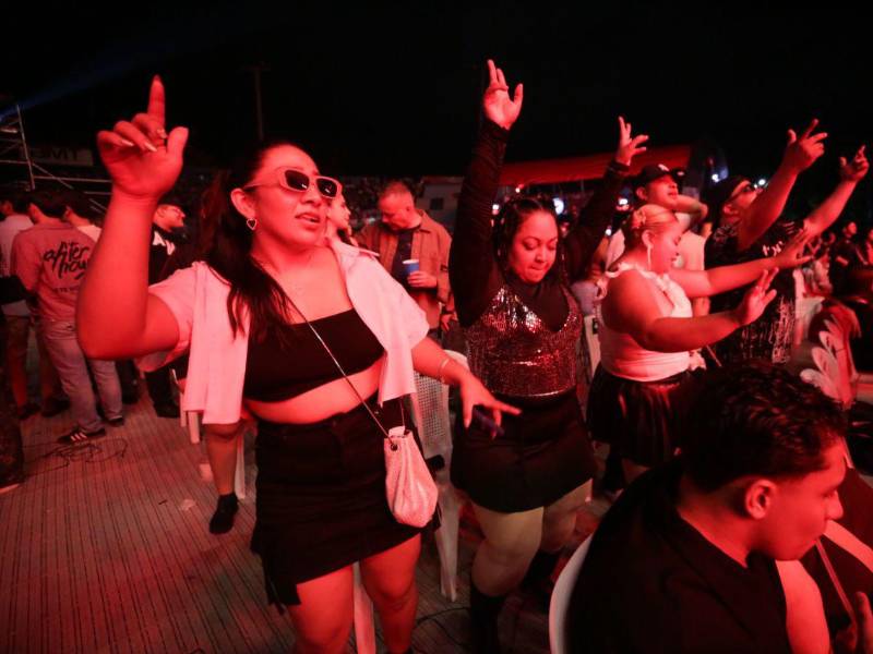 Estas hermosas chicas disfrutaron de una noche inolvidable.