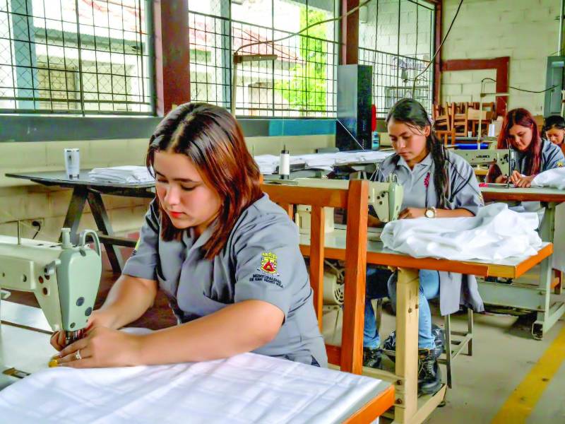 Jóvenes costuran cameras como parte de su aprendizaje, luego las donan a instituciones de San Pedro Sula.