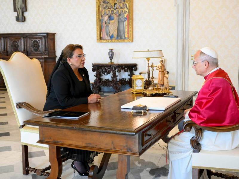 Xiomara Castro y León XIV en audiencia este viernes.