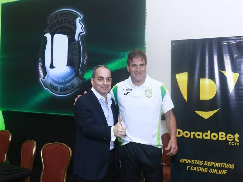 El presidente Daniel Otero saluda junto al entrenador Silvio Rudman este día durante la presentación. FOTO Nétapli Romero.