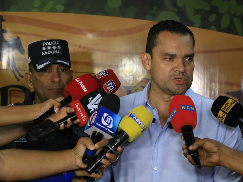 Tomás Zambrano, presidente del Congreso Nacional y Rigoberto Oseguera Más, director de la Policía Nacional, durante la conferencia de prensa en San Pedro Sula.