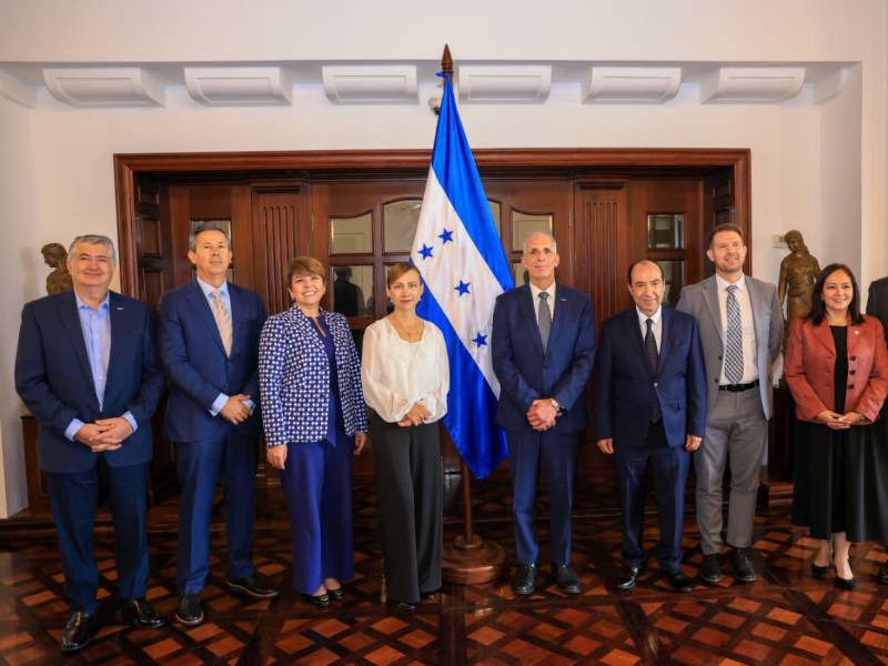 Representantes de Walmart en Centroamérica y el presidente Nasry Asfura.