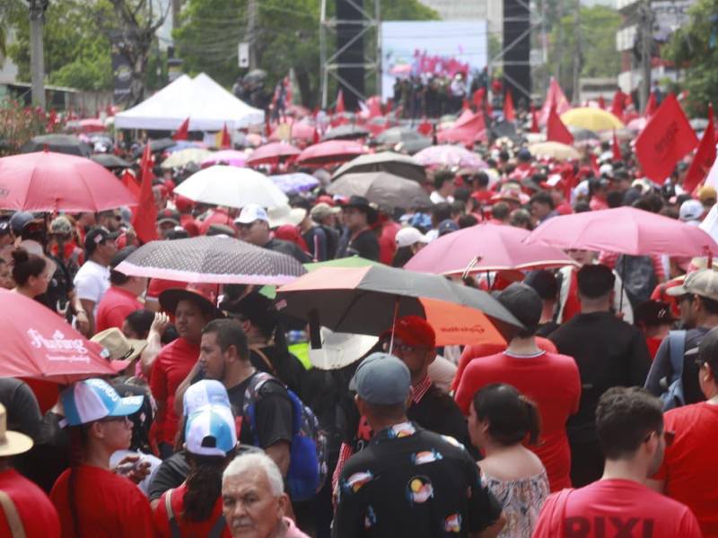 Masiva asistencia de militantes de Libre en la movilización convocada por el expresidente Manuel Zelaya Rosales.