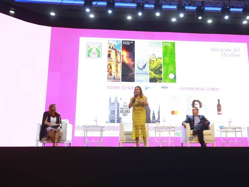 Patricia Puentes, Allison Batres, Gustavo Alvarado y Alejandra González durante el panel “Diseñando estrategias y experiencias para eventos y turismo sostenible” en el congreso Cocal 2025.