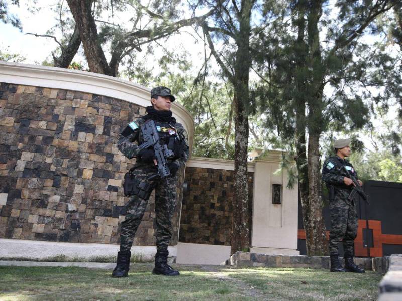Seguridad presidencial en casa de Nasry Asfura.