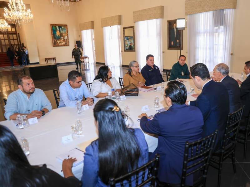 Representantes magisteriales y el presidente Asfura en Casa Presidencial.