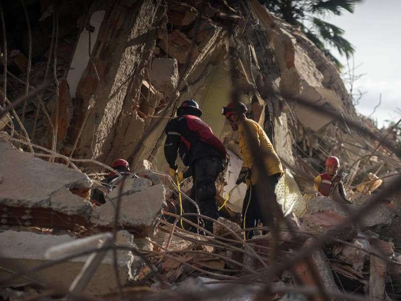 Bomberos, perros especialistas en la localización de personas, drones, médicos forenses y, también, millones de dólares son las principales ayudas que la comunidad internacional ha enviado o se ha comprometido a hacer llegar a Venezuela tras los devastadores terremotos del miércoles. Fotografías EFE