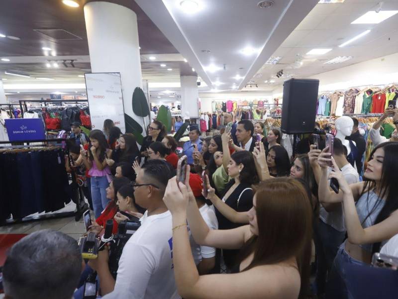 Decenas de personas se hicieron presente para conocer a la reina de belleza.