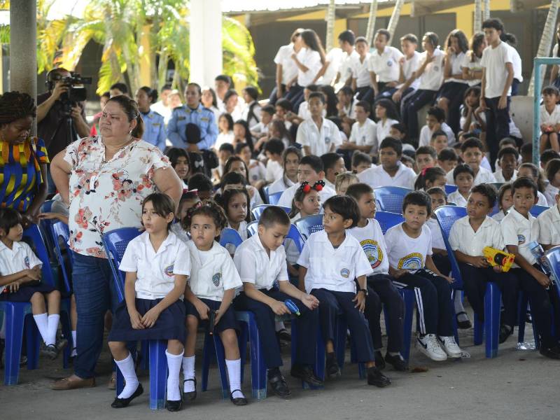 Policía Nacional realiza campaña de “Desarmados y Educados” en escuela de SPS