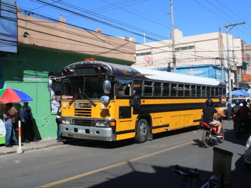 Una unidad de transporte en el centro de la capital hondureña. Fotografía de archivo de LA PRENSA.