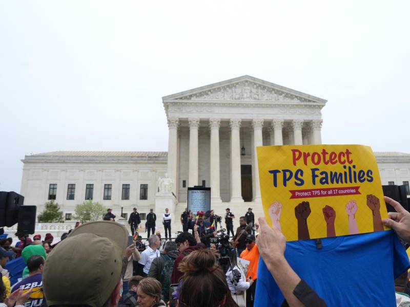 Activistas y jóvenes inmigrantes se manifiestan este martes frente al Tribunal Supremo de Justicia en Washington (EE.UU.).