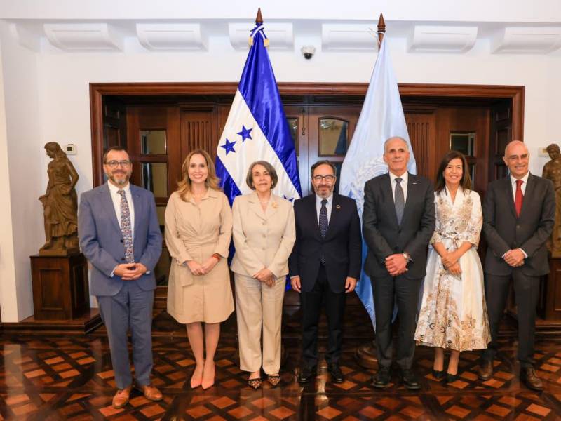 Durante el encuentro, ambas partes dialogaron sobre iniciativas enfocadas en fortalecer áreas clave para el desarrollo nacional.