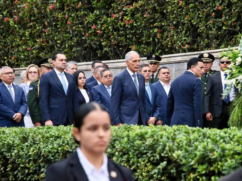 Autoridades del Gobierno de la República rinden honores durante los actos solemnes del 15 de septiembre. Fotografía: La Prensa.