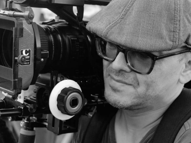 Marlon Rodríguez, productor audiovisual, con una cámara Panasonic 4K, utilizada en la década anterior para filmar películas en Honduras.