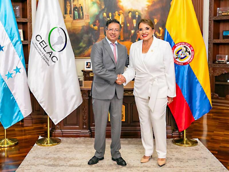 El mandatario colombiano, Gustavo Petro junto a la presidenta de Honduras, Iris Xiomara Castro, durante su encuentro este martes, en Tegucigalpa (Honduras).