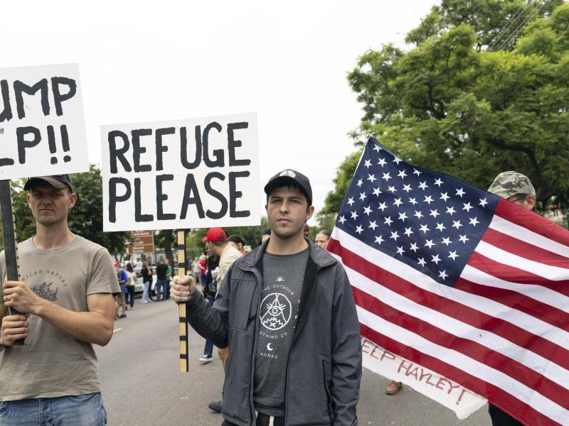 Agricultores afrikáneres recibieron el estatus de refugiados en Estados Unidos.