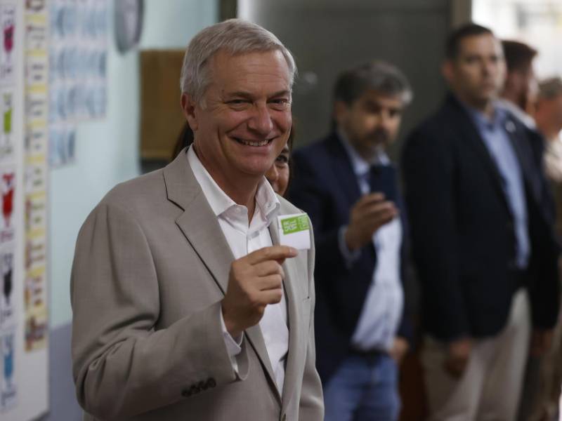 El candidato a la Presidencia de Chile por el Partido Republicano y Social Cristiano, José Antonio Kast, muestra su voto este domingo, durante la segunda vuelta presidencial en Chile en Paine (Chile).