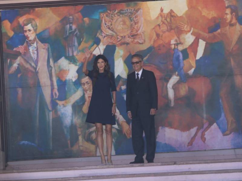 Kristi Noem saludó a los medios y a los presentes tras su llegada.