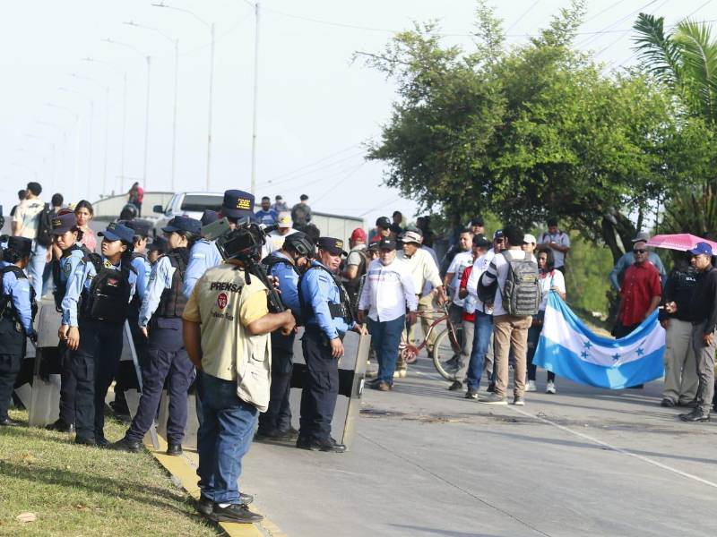 Tomas en el puente La Democracia. No se reportan incidentes violentos en las protestas.