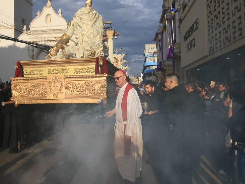 Monseñor José Vicente Nácher acompaña la solemne procesión del Santo Entierro en el centro de Tegucigalpa, junto a cientos de fieles.