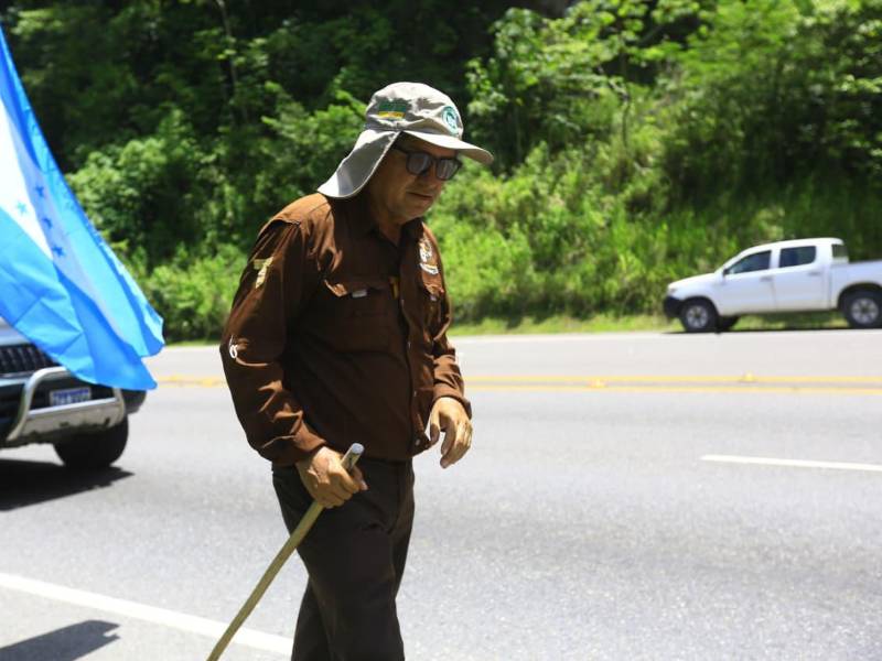 Es la segunda caminata que realiza el padre Leopoldo Serrano. En 2024 se reunió con Xiomara Castro, luego de un recorrido desde San Pedro Sula hasta Tegucigalpa